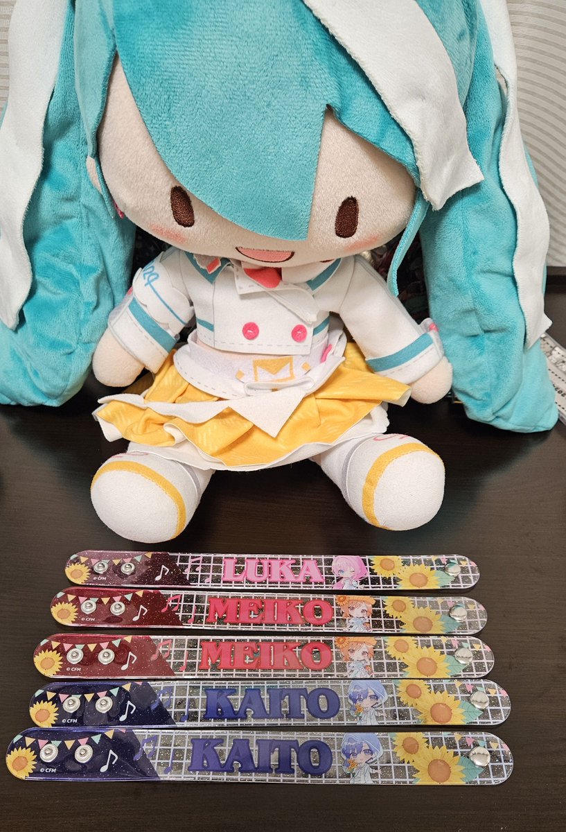 Xianfuture's tweet photo. 【交換】キラキラリストバンド

【譲】ルカ（LUKA）、MEIKO、KAITO
【求】初音ミク

会場での手渡し可能です。✅
詳細やご質問は、お気軽にDMまでご連絡ください。
よろしくお願いいたします！
#マジカルミライ2026
#キラキラリストバンド
#初音ミク
#ルカ
#MEIKO
#KAITO https://t.co/hCTb59xj9v