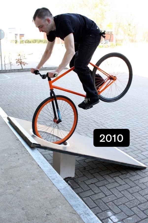 cyclekiroku's tweet photo. ピストバイクほど、16年間で「格好いい組み方」が激しく変わった自転車も珍しい。

変速機がない。基本構造は極端に単純。フレーム、クランク、ハンドル、前後ホイールがあれば成立する、外見を大きく変える部品はロードバイクより少ない。

だからこそ、ピストはパーツ一つ一つがファッションになった。

そして2010年と2026年を比較すると、同じ固定ギアとは思えないほど価値観が違っている。

2010年代は細い・低い・派手が正義だった

2010年前後の象徴といえば、MASH SFに代表されるメッセンジャー文化の影響だろう。

Cinelli×MASHのような前下がりで攻撃的なアルミトラックフレーム、細いタイヤ、高いギア比。そして街中を高速ですり抜けるための極端にシンプルな外観。

日本でもこの時期、「競輪車そのもの」のNJS系と、「サンフランシスコのメッセンジャー」の二つが混ざった独特のピスト文化が形成された。

ハンドルも今とは正反対である。

ライザーバーなら思い切り短く切る。あるいはブルホーン、ピストドロップ。

ホイールではDeep Vのようなディープリム、AEROSPOKEの5本バトンなど、とにかく一目でピストだと分かるものが人気だった。

要するに、

「細いタイヤ＋短いハンドル＋ディープリム＋前下がり」

これが2010年の街ピストだった。

2013～2016年頃から、ピストが「ストリートレーサー」になる

ブームが定着すると、単なるメッセンジャー模倣からカスタム競争へ移行する。

ここで強くなったのがLEADERなどに代表される、極太アルミフレームとエアロパーツの組み合わせだ。

細身のNJSとは対照的に、巨大なダウンチューブ、カーボンフォーク、ディープカーボン、3本・5本バトン、性能はともかく見た目だけならタイムトライアル寄りだ

2016年頃には、フロントに5バトンカーボン、リアに60mmディープリムというような「カーボンを見せる」カスタムもショップ側から積極的に提案されだした。

この頃は実用性よりも、

「完成車をどれだけ別物にできるか」

が重要だったように思う。

つまりピストが、移動道具から巨大なファッションアイテムになった時代である。

2017～2020年になると、短いハンドルが消え始める

そして面白い逆転が起きる。

ハンドルがどんどん広くなるのである。

2010年前後には「狭ければ狭いほどストリートっぽい」という雰囲気すらあったのに、やがてMTBのようなワイドライザーがピストへ侵入する。

2020年頃には、昔のメッセンジャー的なクロモリピストとショートハンドルから幅広ライザーバーとアルミフレームへ主流が変化した。

これは単なる見た目の変化ではない。

広いハンドルなら低速でも扱いやすく、スキッドやトリックもしやすい。

つまりピストが、

「メッセンジャーやノーブレーキ勢がひしめくアングラな乗り物」

から、

「街で振り回して遊ぶ自転車」

へ変化したのである。

2020年代にはタイヤまで太くなった

さらに決定的だったのがTRACKLOCROSS、いわゆるトラクロの存在だ。

固定ギアのトラックバイクに太いタイヤを履かせ、そのまま未舗装路を走ってしまう。

日本でも2019年にはトラックロクロスの世界選手権が開催され、現在では32C以上のタイヤを推奨するような世界が成立している。

2024～2026年になるとこれはさらに進み、35C、40C、43C、場合によっては45C以上を飲み込む固定ギアフレームまで珍しくなくなった。

これは2010年代のピスト乗りからすれば衝撃的だろう。

「ピストなのに40C？」

という話になる。

ところが2026年では、それが格好いい。

2026年結局、「何でもあり」になった

現在面白いのは、昔の流行が完全に消えたわけではないことだ。

NJSフレームも格好いい。

細身クロモリも格好いい。

極太アルミも格好いい。

バトンホイールも復活している。

つまり「昔に戻った」のではない。

過去16年間の文化が全部同時に存在するようになったのである。

好きなものを全部混ぜていい。

極端な話、NJSフレームに750mmライザーを付けてもいいし、クロモリに最新カーボンバトンという組み合わせまで成立する。

これはピスト文化が衰退したというより、成熟した結果なのだと思う。

かつては「ピストらしい組み方」という強烈なテンプレートが存在した。

しかし2026年では、

「どう組むか」より、「そのピストで何をするのか」

のほうが重要になっている。

街を速く走るのか。

スキッドするのか。

トリックするのか。

通勤するのか。

山に突っ込むのか。

あるいは、ただ眺めて格好いい自転車を作るのか。

変速機のない世界一単純なスポーツ自転車だからこそ、その組み方は逆に無限に分裂した。

2010年のピスト文化が「型を作った時代」だったとすれば、2026年はその型を全部壊して、好きなものを選べる時代なのかもしれない。