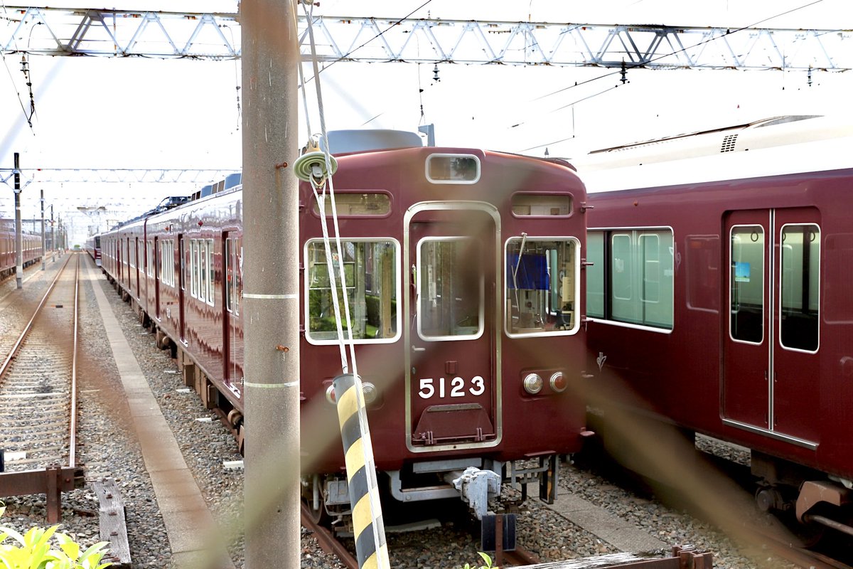 garakuta5009's tweet photo. 今晩は。JR乗車中にC#5106が廃車陸送の準備と遭遇し途中下車、正雀工場へ別れを告げに📸5100系の中間車掌台乗るのが好きでしたが、長い間お疲れ様でした。(部品ほぼついた状態で)
　#阪急5100系 https://t.co/uAWXIqs3Pn