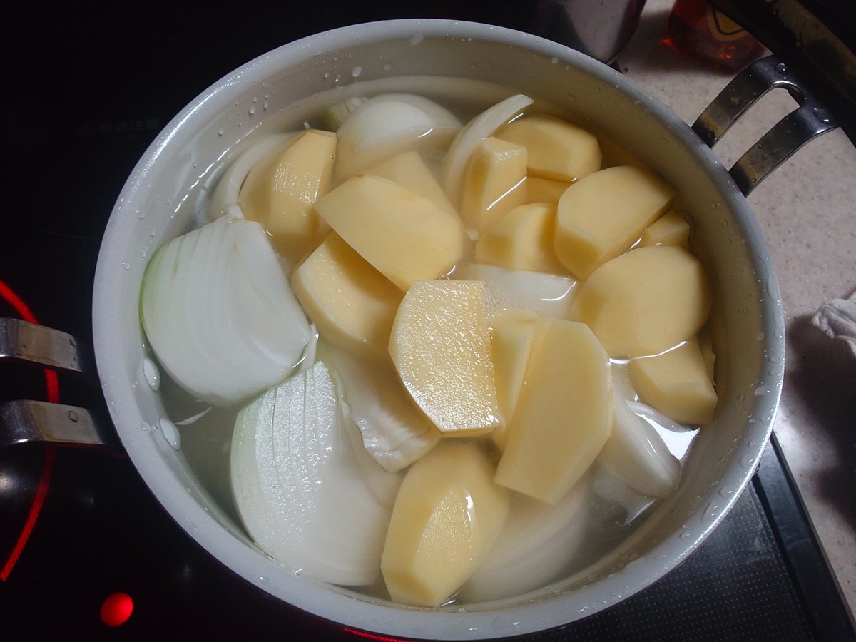 raihatin's tweet photo. 飲み会なくなったから、ヤケクソでとりモモと玉ねぎ、ジャガイモに始めたけど味付け、どーしよ… https://t.co/Xdvp6NJWTj