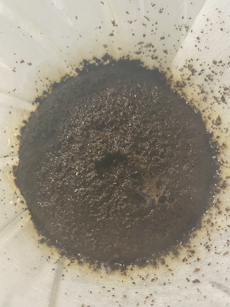 yane_to_kabe_'s tweet photo. 「コーヒー占い」というものがあるそうです🔮☕️
飲み終えたカップに残った粉の模様で占うのだとか。

試飲でドリップしていると、
「ドリップ中の粉でも占えそう」
と思うけれど…

そんな余裕、ないな。

今日もちゃんと味を確かめます。

#屋根と壁 
#デカフェ 
#カフェインレス https://t.co/K1TTjdg2Bk