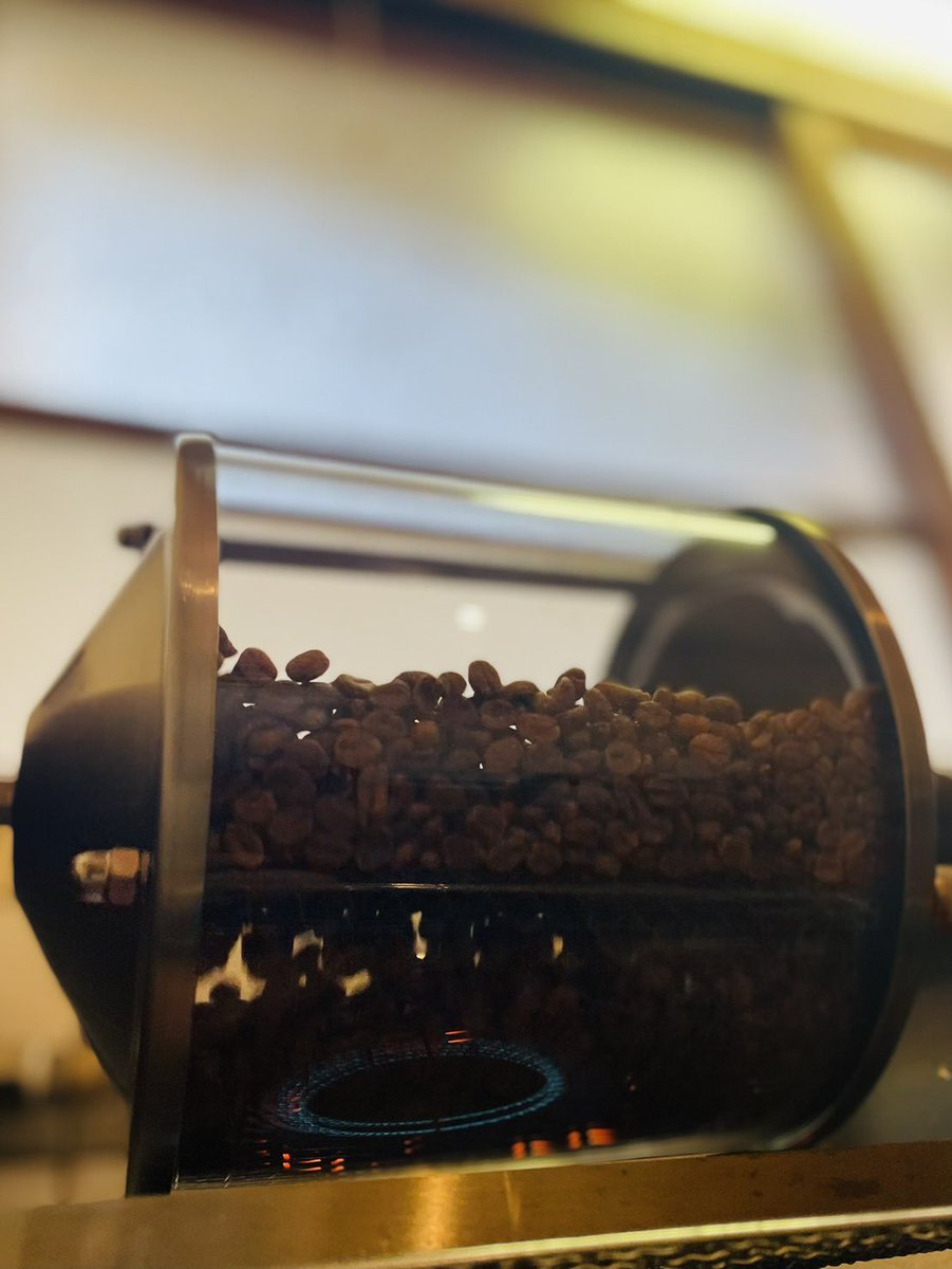 yane_to_kabe_'s tweet photo. 「コーヒー占い」というものがあるそうです🔮☕️
飲み終えたカップに残った粉の模様で占うのだとか。

試飲でドリップしていると、
「ドリップ中の粉でも占えそう」
と思うけれど…

そんな余裕、ないな。

今日もちゃんと味を確かめます。

#屋根と壁 
#デカフェ 
#カフェインレス https://t.co/K1TTjdg2Bk