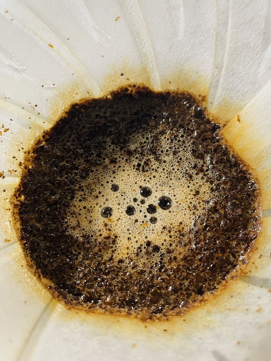 yane_to_kabe_'s tweet photo. 「コーヒー占い」というものがあるそうです🔮☕️
飲み終えたカップに残った粉の模様で占うのだとか。

試飲でドリップしていると、
「ドリップ中の粉でも占えそう」
と思うけれど…

そんな余裕、ないな。

今日もちゃんと味を確かめます。

#屋根と壁 
#デカフェ 
#カフェインレス https://t.co/K1TTjdg2Bk