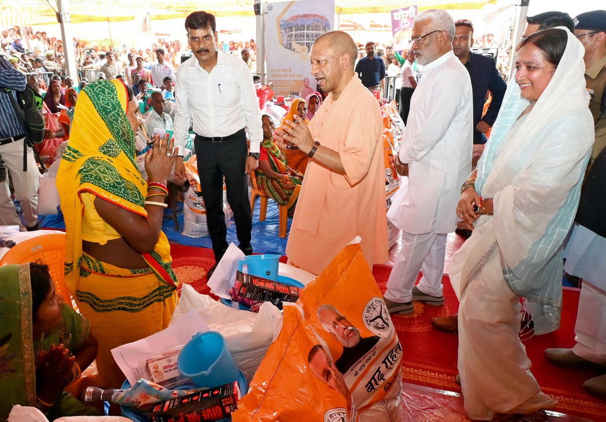 myogiadityanath's tweet photo. महर्षि भृगु की पावन साधना स्थली जनपद बलिया में आज बांसडीह, बैरिया और बलिया सदर विधान सभा क्षेत्रों में बाढ़ प्रभावित स्थानों का निरीक्षण किया। इस अवसर पर प्रभावित परिवारों का कुशल-क्षेम जाना और उन्हें राहत सामग्री भी वितरित की।

डबल इंजन सरकार आपकी सुरक्षा, सुशासन और गरीब कल्याण के लिए हर कदम पर साथ खड़ी है।