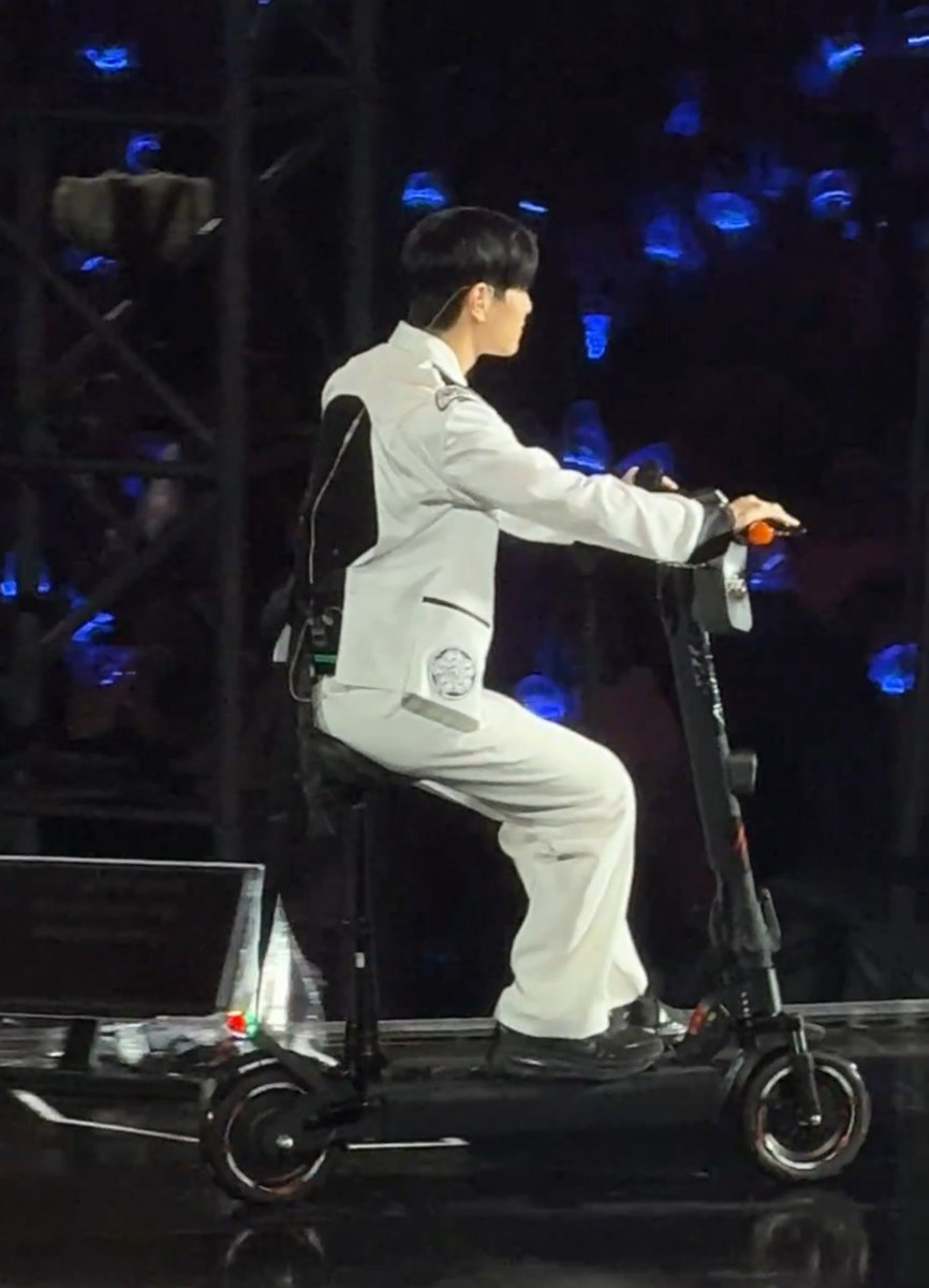 SEUNGM1NE's tweet photo. Seungmin changed from the two-wheels scooter to three-wheels cause it was dangerous 🥺 https://t.co/g70rX1wCm0