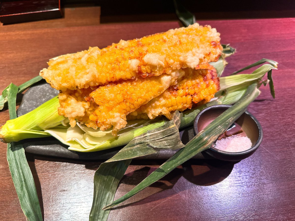 cfu456's tweet photo. 今日の晩ご飯(外食)

コーンの天ぷら
中華五目はるまき
海老のおかげあんかけ

もうコーンの季節が終わってしまうのでしばらく食べられなくなってしまうの悲しいよ https://t.co/uaIxH1o2gP