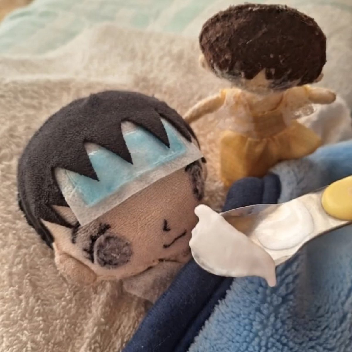 mi_a_ao_family's tweet photo. よくない予感はしてたが、やっぱ旦那に風邪うつしちゃってたな。
朝、手遊びしてきたと思ったら急に倒れて触ったら体が熱くなってた。

朝も昼もご飯食べられないぐらいの頭痛だったみたいだけど、好きなチチヤスヨーグルトアイスは食べてくれた。

夜には回復して動けるようになってたから良かった。 https://t.co/wx2l7fArYW
