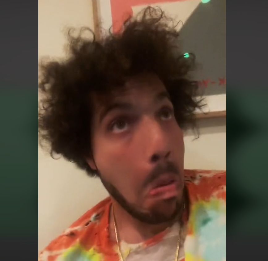charlizej1992's tweet photo. Benny Blanco? More like Benny Blunt—always high, always roasting people, animals, even food. Definitely not husband material, just a PR stunt in a relationship game. Sorry, #Selena, you deserve better than this mess. #gay #boyfriend #relationships #PR #Gomez #Selena https://t.co/7fgRacc0no