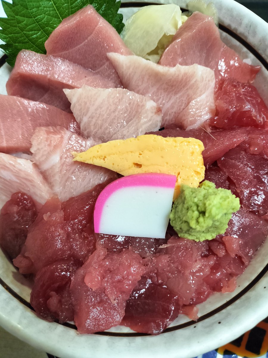 nnnnnmuv's tweet photo. 三色丼は
大トロ、中トロ、小トロでした https://t.co/ATUDCntFfd