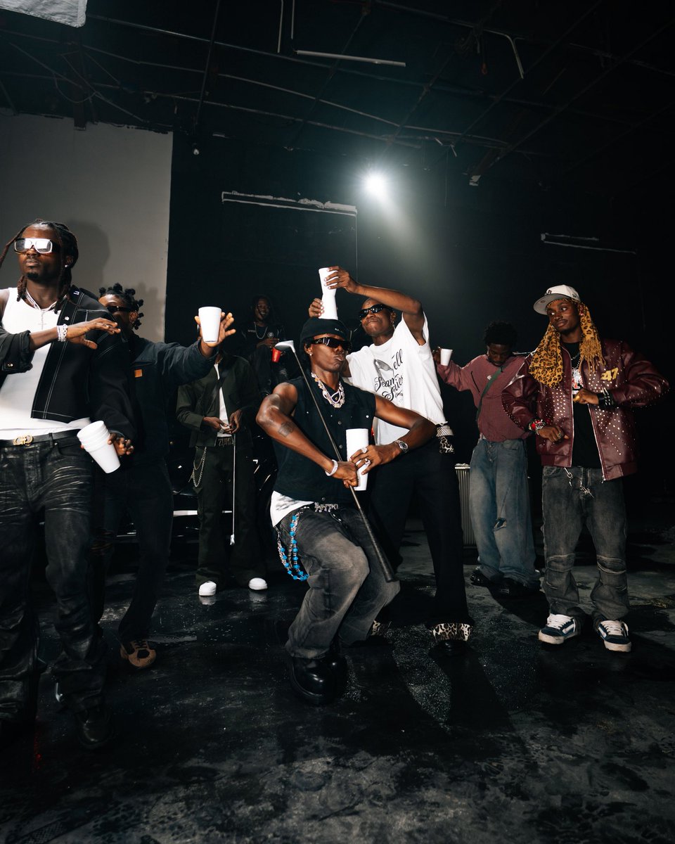 BlaqBonez's tweet photo. BIG PERFORMER 💸💸💸 https://t.co/TW2DHD2XOX