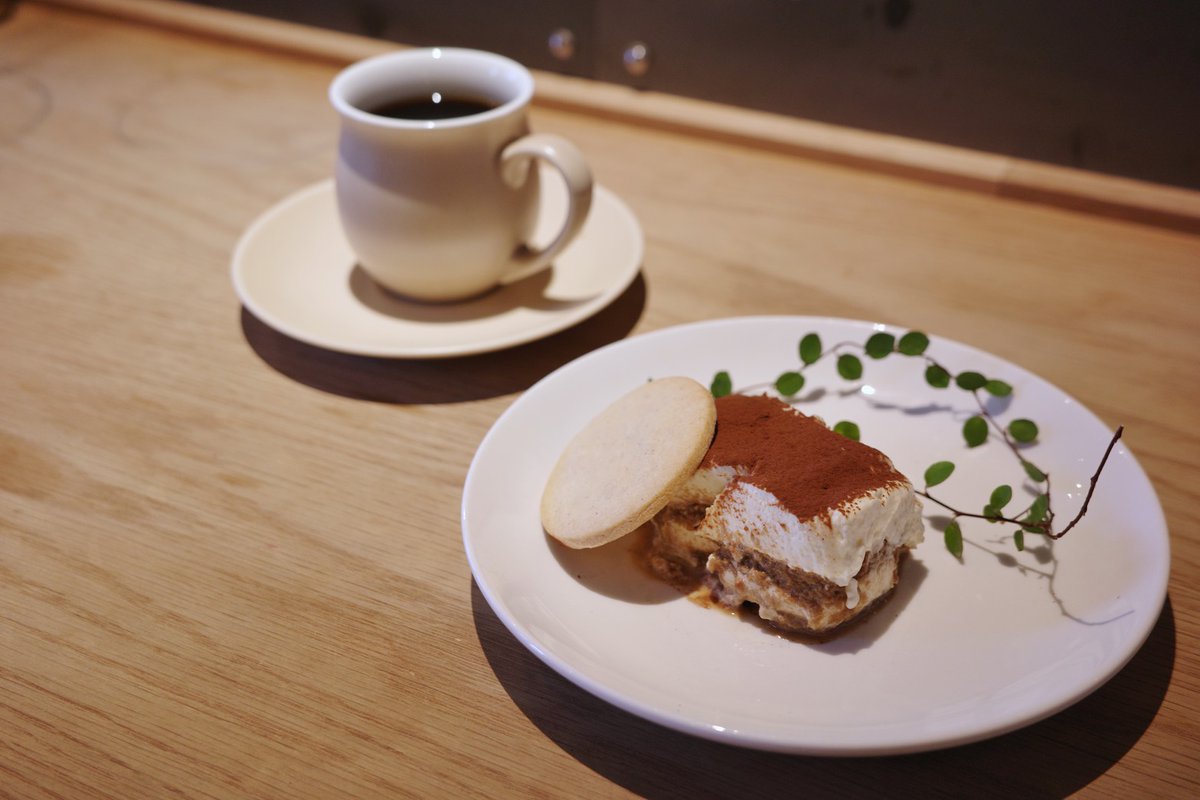 ciaoppe_ec's tweet photo. コーヒーのお供に、手作りの「復刻ティラミス」をどうぞ。
甘すぎず、コーヒーの香りを引き立てる人気の一品です。
スタッフが惚れ込んだ焼き菓子も少しずつ仕入れています。
#スイーツ巡り #ティラミス https://t.co/fYxnhe91rU