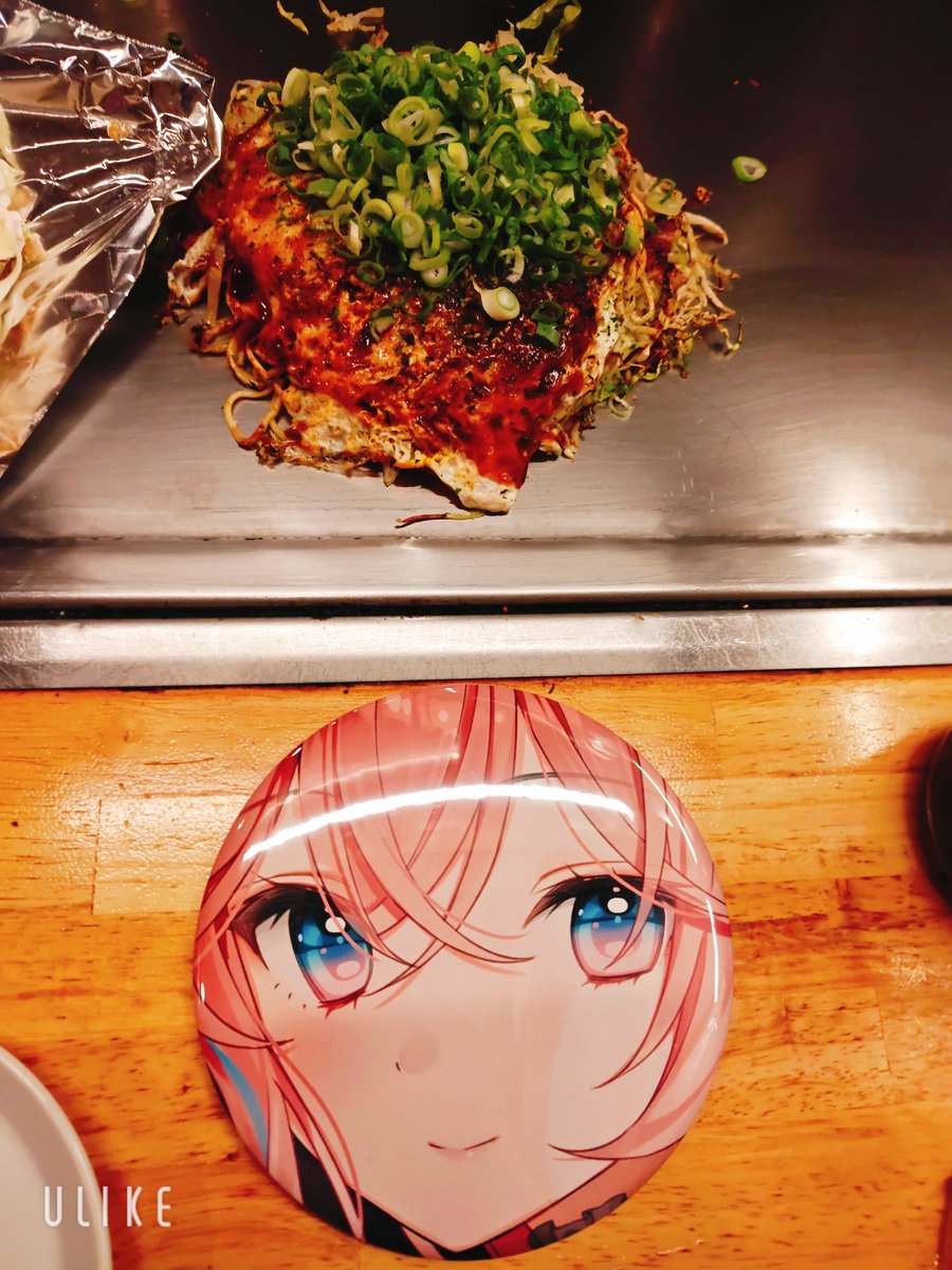 Aster_mtgetc's tweet photo. ←牡蠣焼き　広島焼き→

打ち上げ！
広島料理めっちゃ美味しい！
サイズ比較用に持ってきたくゆちゃんの缶バッジ思ったよりでっかい！
#おりづるVTuberフェス
#花雲くゆり https://t.co/DpvayCYvLv
