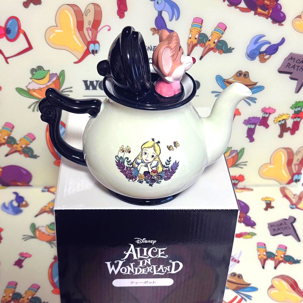 Alice__Chelsy's tweet photo. 🖤DISNEY ALICE IN WONDERLAND
75TH ANNIVERSARY🖤

ティーポット🫖
ドーマウスが可愛過ぎる💕

#アリス75周年
#ディズニーストア
#disneystore https://t.co/KoJBRUz8OH