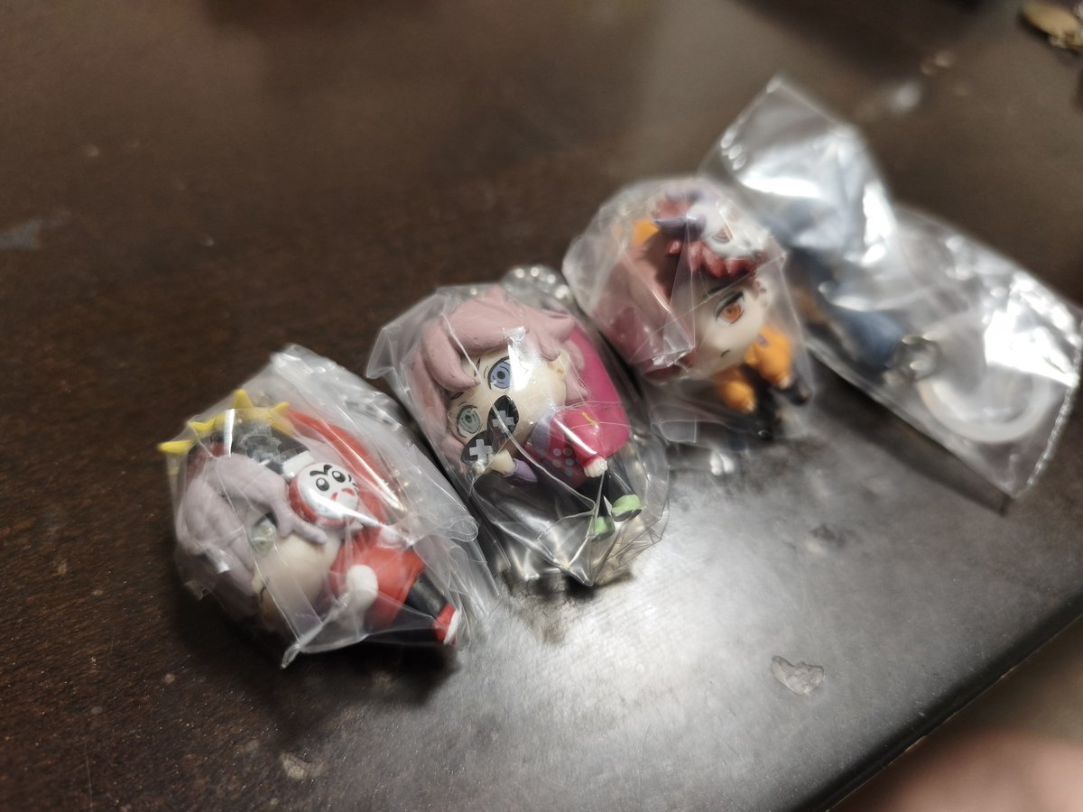 MUNEYaaaaN's tweet photo. CRガチャやったらまさかのありぴ３連チャン(笑)いっぱいひいてる若い子いたから「何狙いですか？」って声かけてみたら「ありさか狙いなんですけど一個も出なくて‥‥」と。(笑)交換お願いしたら「ぜひ！」とのことでだるまと交換してもらってだるさか揃った🫶 https://t.co/YsW9fybfNg