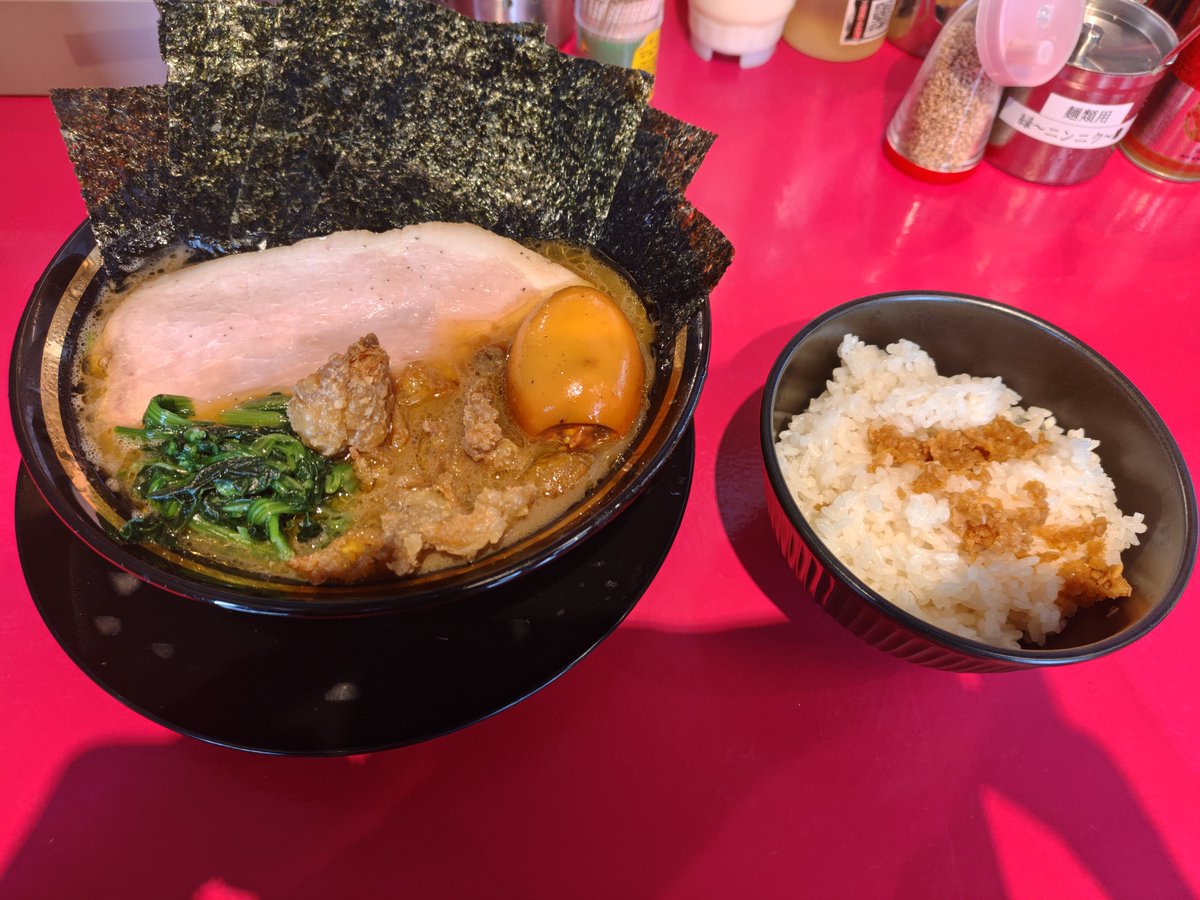 kishuPANDA's tweet photo. 我道家直系　ふたみ家　岩出市
プレオープン中
王道之らあめん　今日から　無料めし類は無くなりました　だけどトッピングひとつ無料やで　家系ってさ　伝える事に関して　横浜の生活捨ててまで　関西で　伝えてる人らも　いてるんやないの　それを関西人が　食べれて　ラーメン好きは感謝しかないわな https://t.co/zW7LtKVCdY