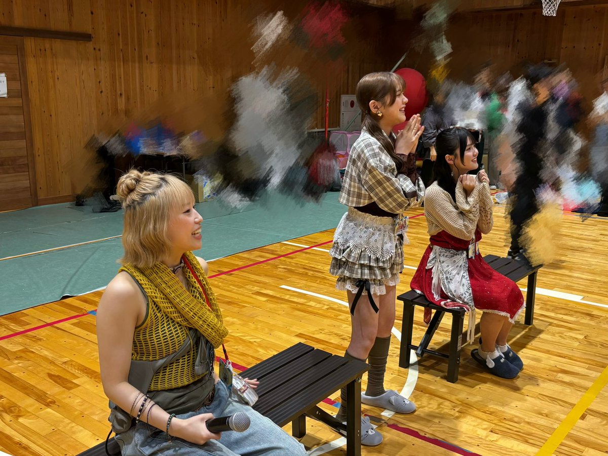 angerme_upfront's tweet photo. 🔖 #アンジュとスマイルトリップ  ໒꒱⟡.·

美々たる一撃 ザ・ドッヂボール予選会
応援も白熱中❤️🤍

#アンジュルム
#helloproject
#ハロプロ https://t.co/aWgbfHSEFP