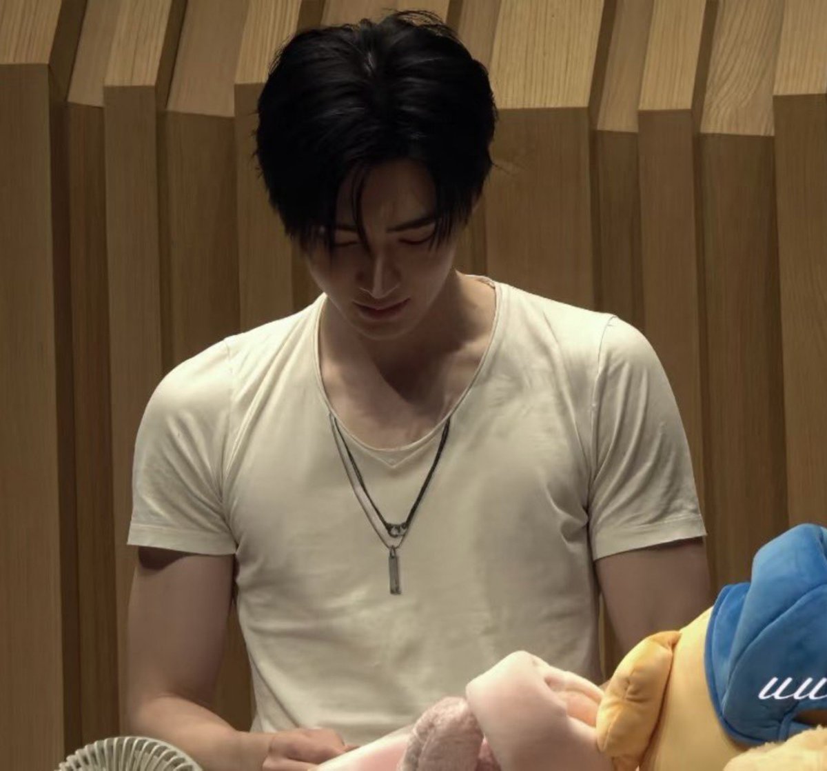 hoon_iceprince's tweet photo. his broad chest, collarbones and those big ass biceps on full display gosh he's just so buff. how am i supposed to be normal about this wtf I'M CRAZY https://t.co/cZc46Sy1XU
