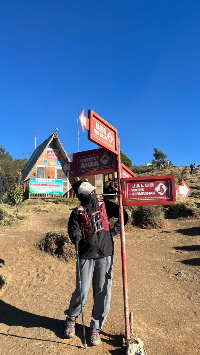 scoopyfloe's tweet photo. WARRRRRR ISSSSS OVERRRRRR 🥺

guys finally setelah tawar menawar sangat LAMA gw dibolehin NAIK GUNUNG 

AND ITS MY FIRST SUMMIT YAITU PRAU VIA PATAKBANTENG (jalur baru) 🥺🥺🥺🥺

trims banyak dan love besar untuk pacarku cintaku si Ndut yg udh bantu bujukin ibu biar boleh ikut 💋 https://t.co/pop2EzWJiD