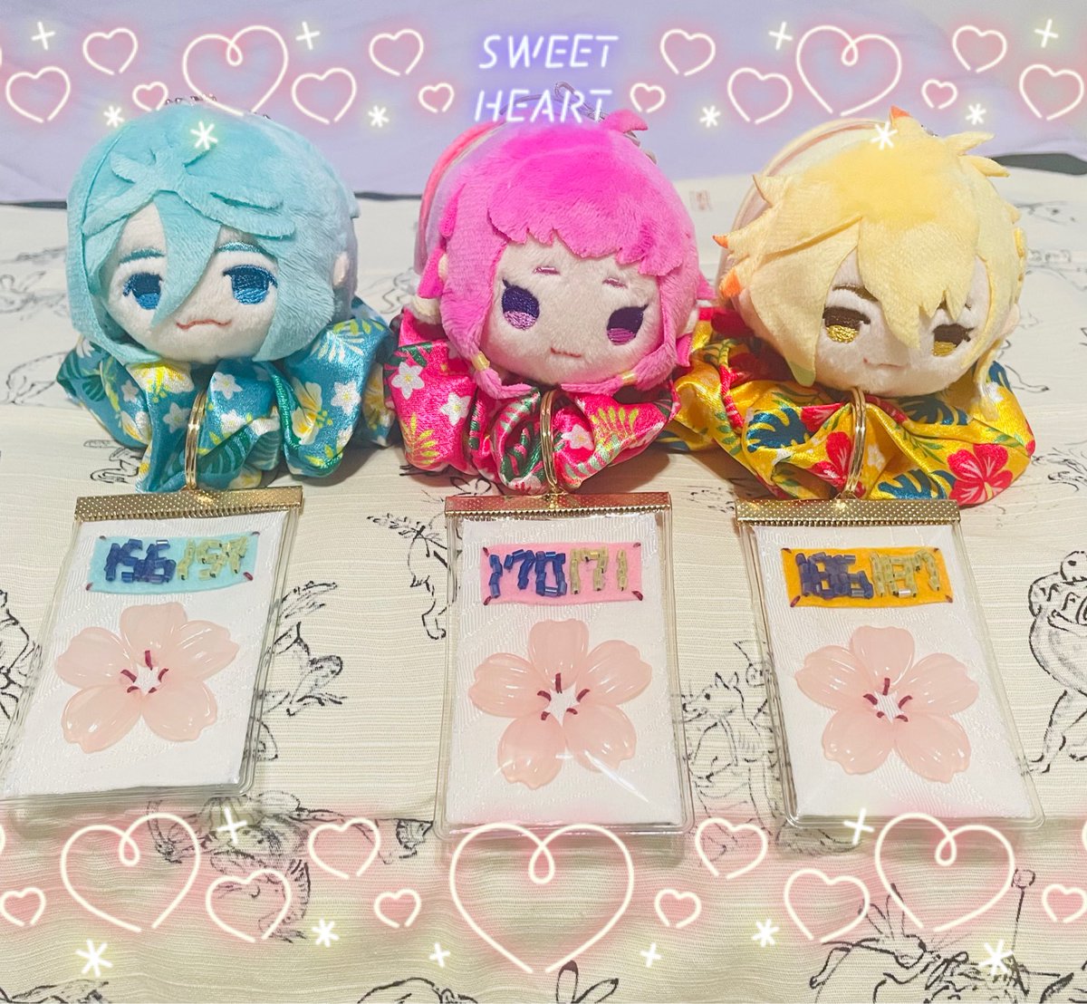 ofutonsuyasuya's tweet photo. やーっとモチたちの名札が出来た〜٩( ᐛ )و

この為にゲットした桜花弁の立体ビーズに、刀番を迷いに迷って竹ビーズで入れてみたけど、後半はちょっと見辛かったかな？🤔

裏はXのQRコードをドでかく入れたので落としても大丈夫なはず…っ

あとは持ち歩きのケースをどうしよかな〜🌸 https://t.co/lNH6WIaII5
