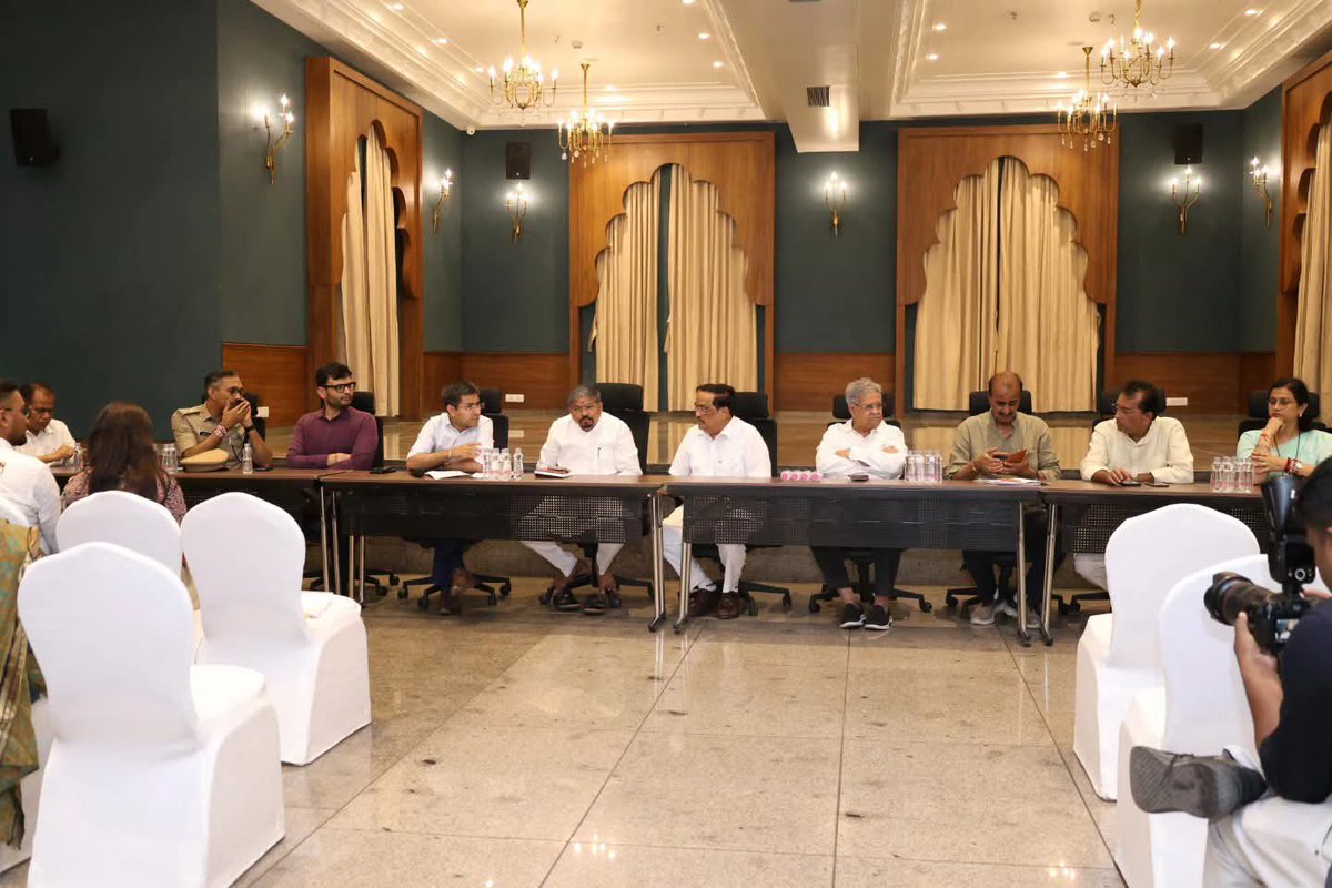 KanuDesai180's tweet photo. આગામી સમયમાં નવસારી ખાતે યોજાનાર યશસ્વી પ્રધાનમંત્રી શ્રી @narendramodi સાહેબના કાર્યક્રમના આયોજન તથા વિવિધ વ્યવસ્થાઓ અંગે કેન્દ્રીય જળશક્તિ મંત્રી શ્રી સી. આર. પાટીલ સાહેબના અધ્યક્ષપદે યોજાયેલી બેઠકમાં ઉપસ્થિત રહી જરૂરી ચર્ચા-વિચારણા કરી.

કાર્યક્રમ સુવ્યવસ્થિત અને સફળતાપૂર્વક સંપન્ન થાય તે માટે વિવિધ વ્યવસ્થાઓ અંગે મહત્વપૂર્ણ સૂચનો સાથે જરૂરી માર્ગદર્શન આપવામાં આવ્યું.

આ બેઠકમાં મંત્રીશ્રી @NareshPatelBJP , ધારાસભ્યશ્રીઓ, જિલ્લા ભાજપના હોદ્દેદારો તેમજ વહીવટી તંત્રના અધિકારીશ્રીઓ ઉપસ્થિત રહ્યા હતા.