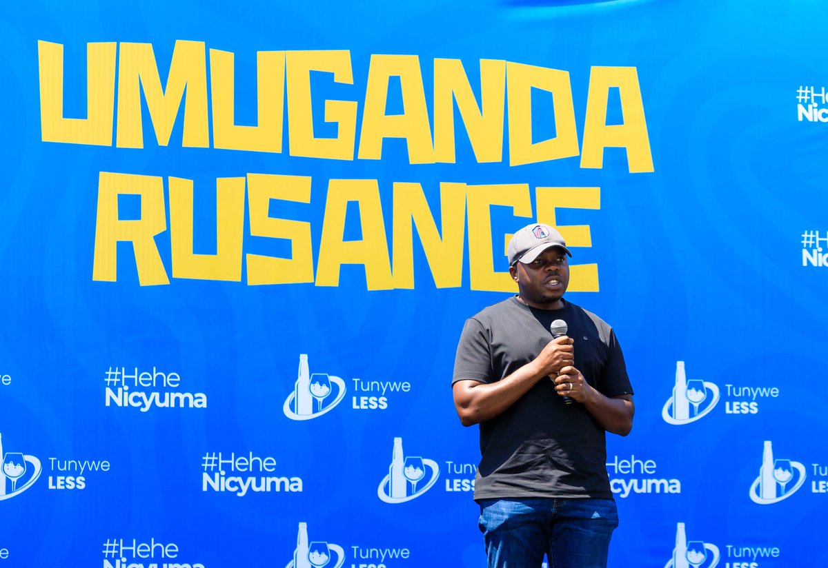 CityofKigali's tweet photo. Minisitiri w’Urubyiruko n’Iterambere ry’Ubuhanzi Dr. Utumatwishima Jean Nepo Abdallah yavuze ko urubyiruko rwabaswe n’ibiyobwabwenge n’ibyuma rutatuma u Rwanda rugera ku iterambere twifuza. 

Yasabye abagifite inzoga n’ibinyobwa bitujuje ubuziranenge byakuwe ku isoko kubishyikiriza ubuyobozi kugira ngo bimenwe. 
Minisitiri yasabye ko n’abagikora ibinyobwa gakondo birimo ubushera, urwagwa n’ibindi, tugomba kureba ko byujuje isuku kandi ntawavanzemo ibindi binyabutabire kubera ko byagaragaye ko nabyo bikorwa nabi. 

Yagize ati: “Abakora ibi binyobwa na bo bamenye ko bafite inshingano ikomeye yo kurinda Abanyarwanda. Nagirango mbabwire ko iyi nshingano yo kurinda abaturage bacu gupfa bishwe n’inzoga ari amahitamo u Rwanda rwafashe ko Umunyarwanda ari uw’agaciro, Umunyarwanda niwo mutungo dufite, ikintu cyose cyamuhohotera, ikintu cyose cyamutera kurwara akajya kwa muganga, agapfa, tugomba kukirwanya twivuye inyuma.”

Mu bundi butumwa, Minisitiri yibukije ko iteganyagihe ry’Igihembwe cy’Imvura y’Umuhindo rigaragaza ko imvura iteganyijwe iri ku kigero cyo hejuru ugereranyijwe n’isanzwe igwa, asaba abantu gushyira mu bikorwa ingamba zigamije kugabanya ibiza bituruka ku mvura, abatuye mu manegeka bakahimuka hakiri kare. 

#KigaliYacu