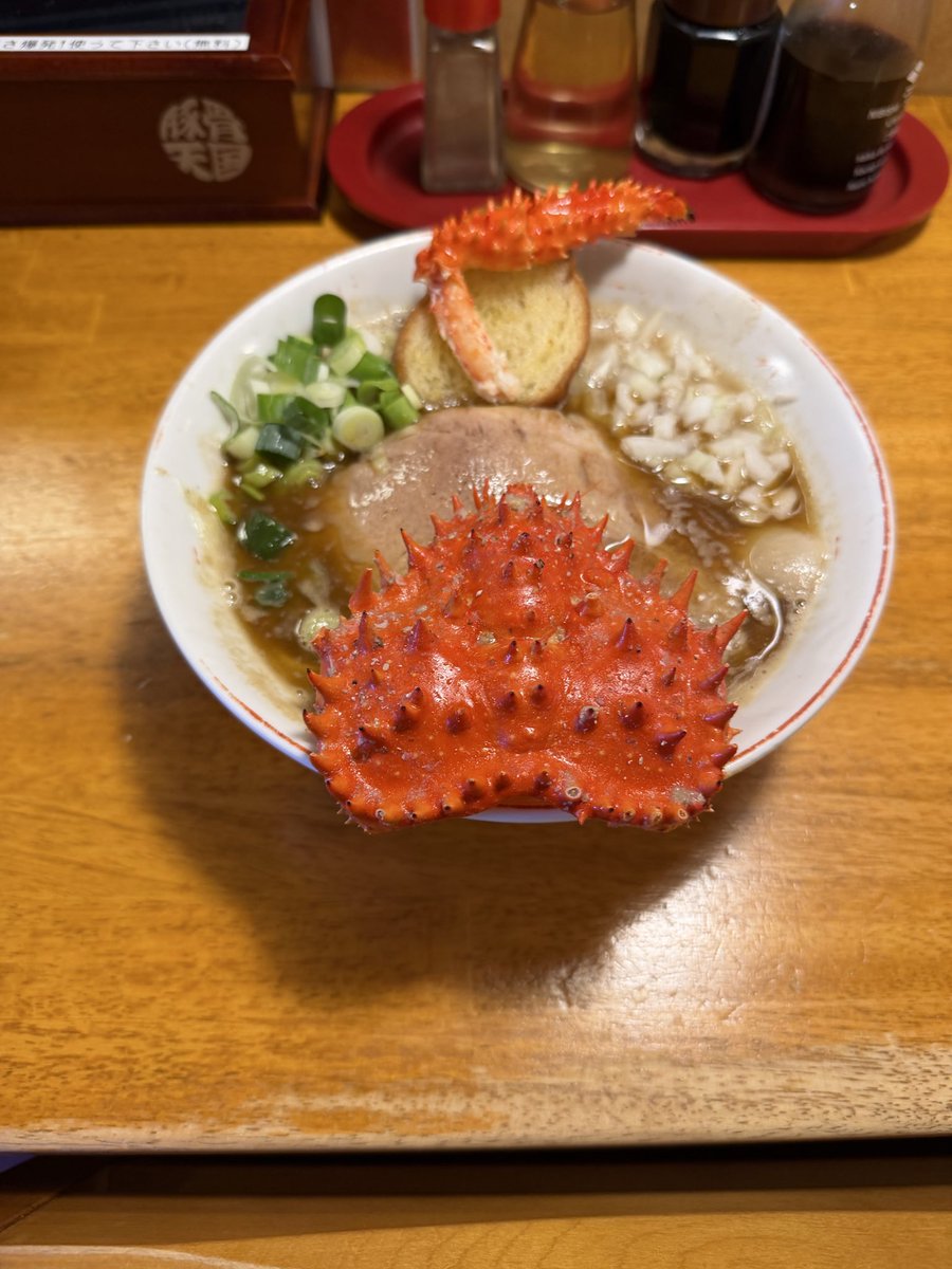 1052ren's tweet photo. 本日提供失礼しました🙇

日曜日は50杯お作り出来ます‼️💪

濃厚！花咲ガニラーメン

香味野菜と豚鶏のダブルスープ
大量の花咲蟹を贅沢に入れました。

初めは飾り甲羅無くなり次第
蟹爪に切り替えます。
トゲトゲ痛いですがおしぼり使って割れば身入ってます🦀
花咲ガニ使ってますの遊び心なのでご自由に🦀

麺は北海道産全粒粉小麦🌾

蟹油も入れて蟹全開です‼️🦀

オススメの食べ方
ホール真ん中麻辣油は途中から
少し入れて味変にお使い下さい🔥
初めからはもったいないです🦀

今しか食べられない花咲🦀ラーメン
蟹好きな方に教えてあげて下さい☺️

よろしくお願いします🙇