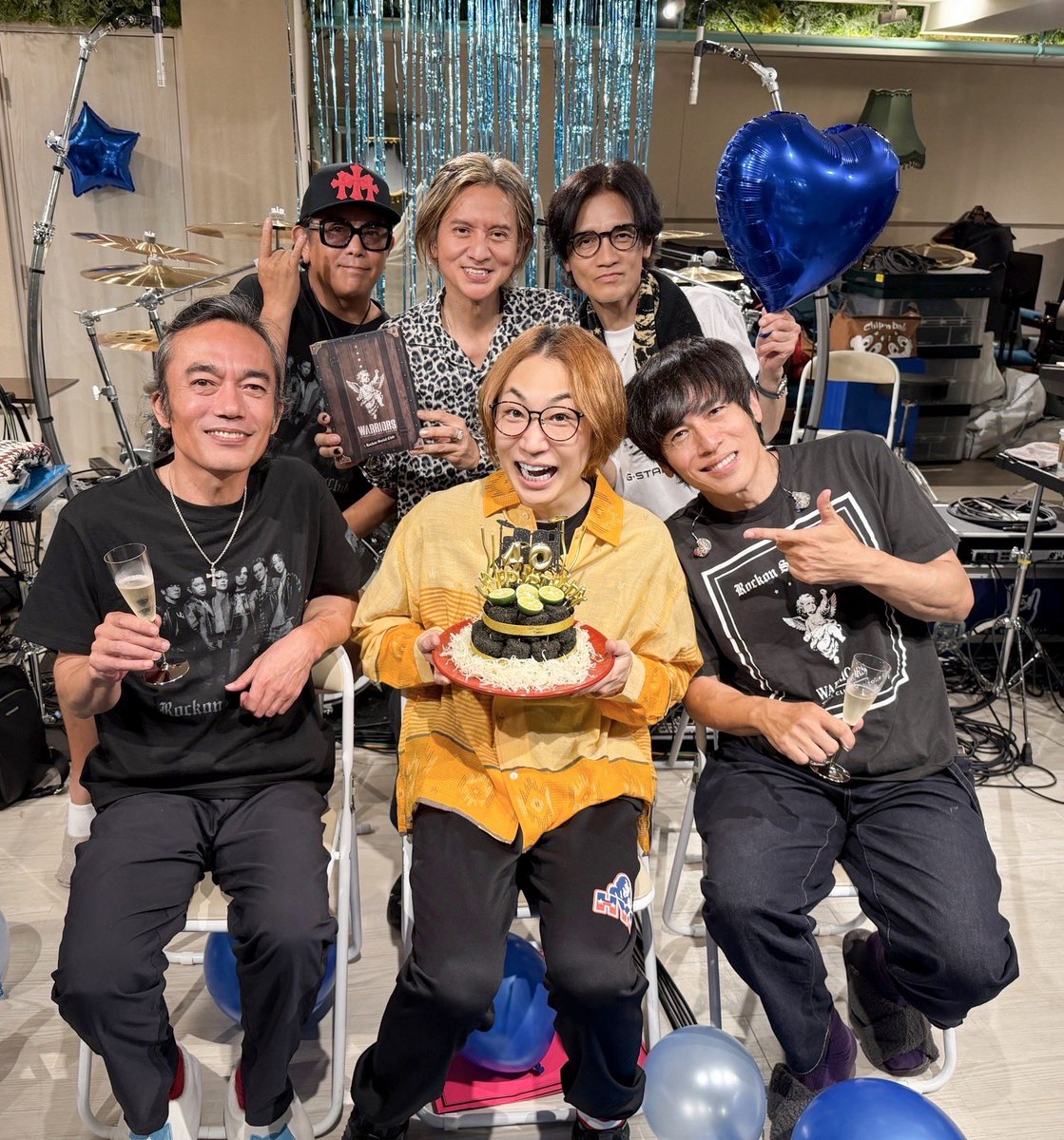 aoyama_hideki's tweet photo. 【✨爆誕40周年✨】
青山英樹は40回目の誕生日を迎えました！
今日まで元気にドラムが叩けている事や、
皆さんに沢山の愛を頂き感謝感激です。
40歳になってさらにパワーアップした姿をお届けしたいと思います🥁
9月からのツアーもお楽しみに🤘
いつも本当にありがとうございます😊 https://t.co/A3fRre9Cfm