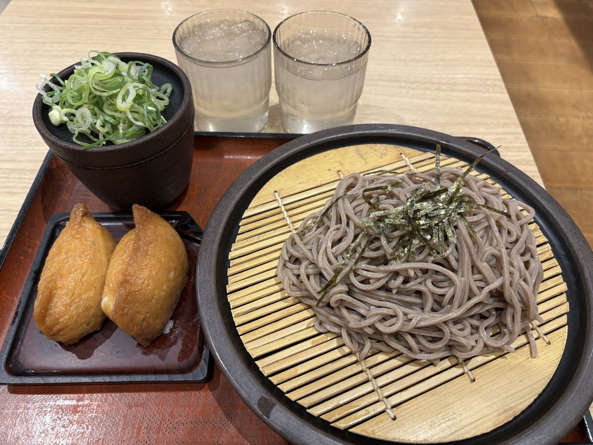 ultramasakazu's tweet photo. 路上ライブ、雨降ったので
合間にちょっとお腹すいた、
ちょっと休憩!夏なので!
#麺家 みどう店
#ざるそばセット600円 めっちゃ冷たい
#menya
2026/08/29 19時 https://t.co/EjiBbAk9nm