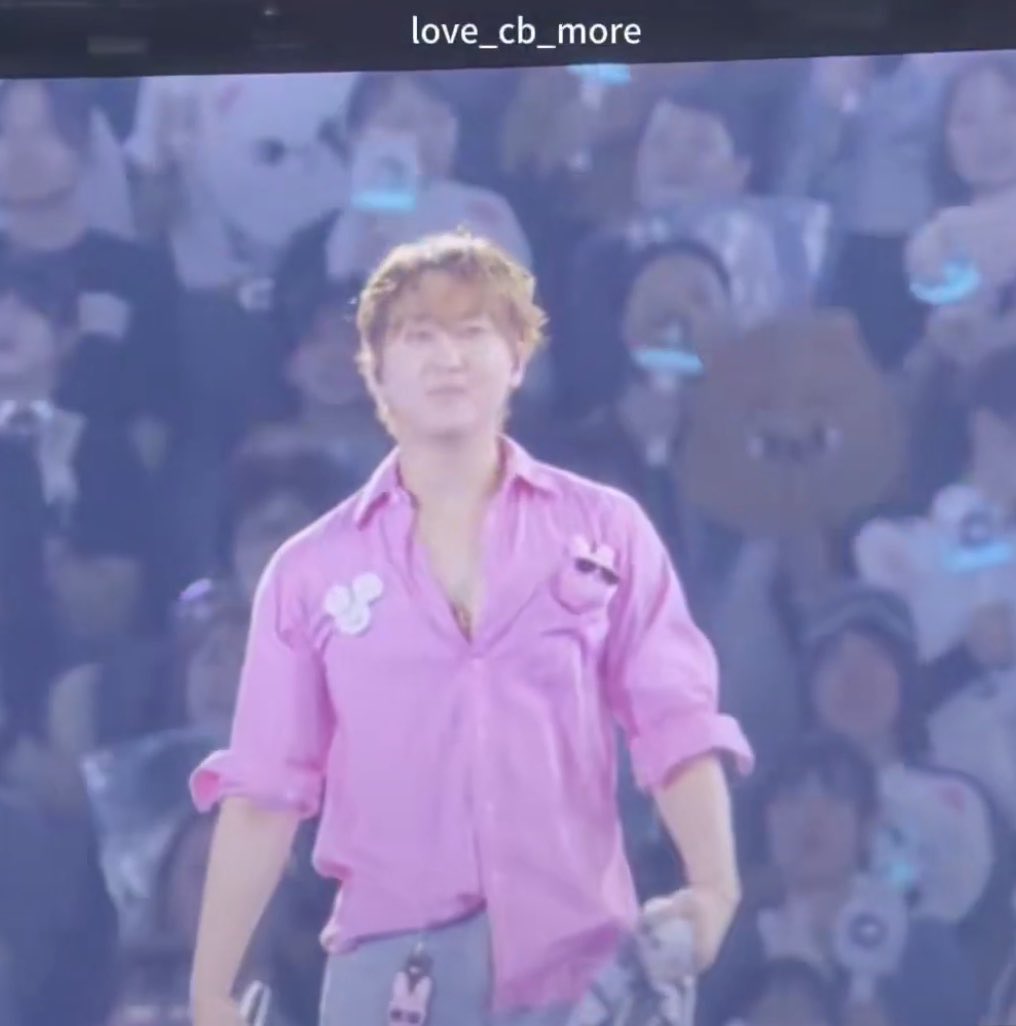 spearhyunnie2's tweet photo. CHANGBIN IN THIS PINK OUTFIT https://t.co/ocU7J410RG
