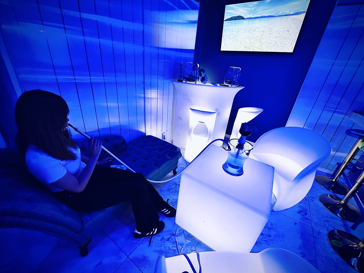 BulletsBar's tweet photo. BBの姉妹店
「Shisha Sonic Sea Sea」
青と白に包まれた海のラウンジで
シーシャと夜スイーツを。
女性は基本料金半額✨
BBと同じビル2階です😁

#SeaSea
#シーシャ 
#夜スイーツ 
#守口 https://t.co/ivNGPDdA2D