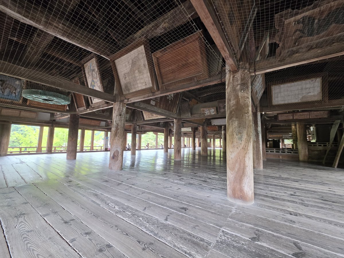 a__mgspt's tweet photo. 豊国神社がとてもよかった
未完成の神社なので壁がないのだけど
開放的で時々吹く風が心地よくてしばらく縁側？に座ってただ景色を眺めてたんだけど、こういう何もしない、考えない時間普段全然なかったから本当の意味で休むって普段出来てなかったんだろうなあと思ったり
凄く落ち着く場所でした😌 https://t.co/ezJixZjigT