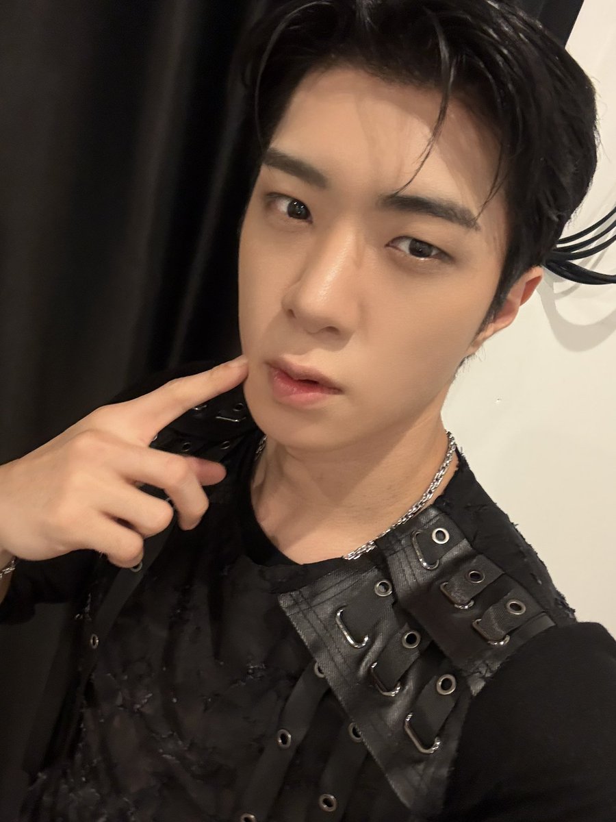 ONF_members's tweet photo. #와이엇 #WYATT

🖤🎤 https://t.co/hVjxtGffbf