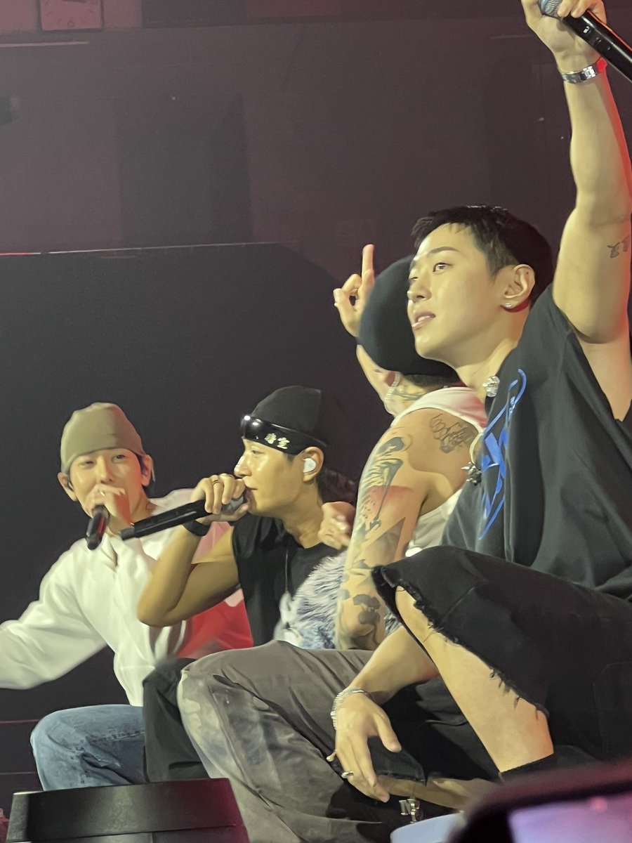 dimpsaomghghrMV's tweet photo. 😭😭😭😭😭the OG AOMG is here! And i’m crying real tears! You don’t know what this means to us!!! 

#박재범 #2026JayParkWorldTour #SerenadesAndBodyRolls
#SerenadesAndBodyRolls_In_Seoul_The_Replay https://t.co/IHpbhvcuTA