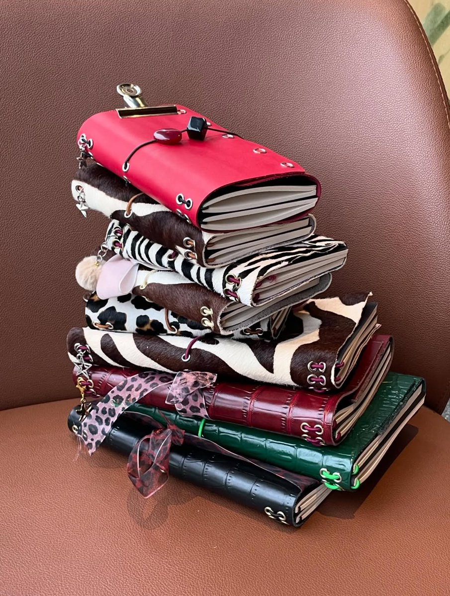 4everyoursssss's tweet photo. TERNYATA ADA LEATHER JOURNAL SECAKEP INI DI INDO😭😭😭😭 https://t.co/ddTq6LjOHG