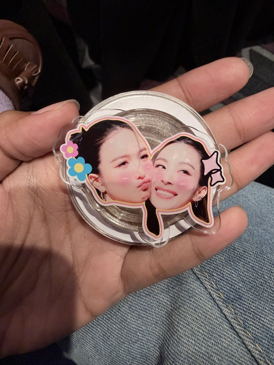 klaikangphu's tweet photo. จอยเห็นนี่หรอลูกกกกก555555555ตาโตเยยยยย 😂😂😂😂

ENJOY YOUR HEARTBEAT MOMENTS
#Enjoy1stFansignInBKK https://t.co/d8qxvr8oZP