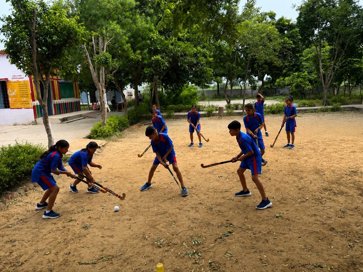 basicshiksha_up's tweet photo. राष्ट्रीय खेल दिवस पर हॉकी के मैदान में नौनिहालों का दमखम

राष्ट्रीय खेल दिवस के अवसर पर जनपद अलीगढ़ के उच्च प्राथमिक विद्यालय बीठना, विकास खंड लोधा में बच्चों ने हॉकी खेल में उत्साहपूर्वक प्रतिभाग किया।

व्यायाम शिक्षक सुशील शर्मा के नेतृत्व में दो टीमों के बीच रोमांचक मुकाबला हुआ। बच्चों ने पूरे जोश के साथ खेल भावना और टीमवर्क का परिचय दिया।

बेसिक शिक्षा विभाग विद्यालयों में खेल गतिविधियों को बढ़ावा देकर बच्चों के शारीरिक विकास के साथ उनमें अनुशासन, आत्मविश्वास और स्वस्थ प्रतिस्पर्धा की भावना विकसित करने के लिए निरंतर प्रयासरत है।

#NationalSportsDay @bsa_aligarh_ 
#SchoolEducation #SamagraShiksha #BasicEducationUP #BasicShikshaUP