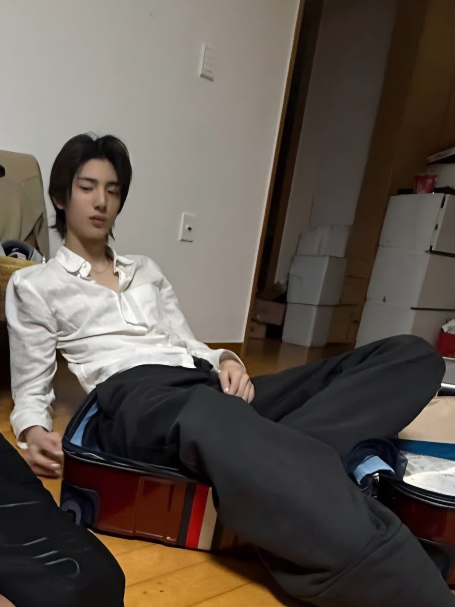 korisam02's tweet photo. 듀사연애

결혼식 끝나고 지친 김듀훈

어제 긴장해서 잠도 제대로 못 자고
거대한 결혼식을 마치고
집에 들어오자마자
옷 벗지도 않고
구석진 곳을 찾아 눕는 남친 아니고 남편, 김듀훈
근데 내일 갈 신혼여행 짐도
아직 다 못 싸서
좌절하며 자지도 못하고
같이 뻗은 와이프 깨워서
마저 짐 쌀 거 같은 그런 남편 듀듀
