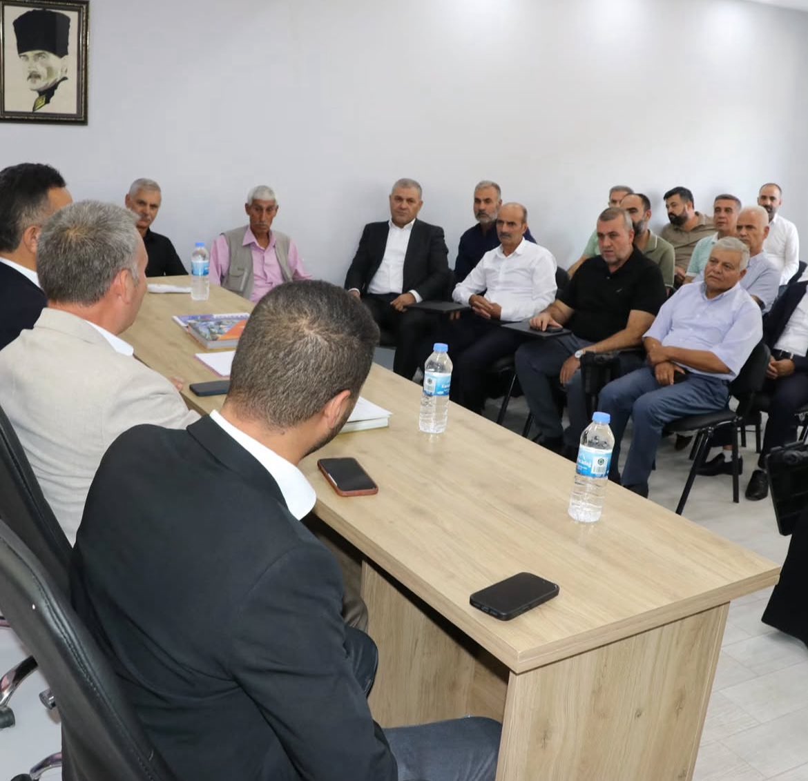 AKGENCLKSIVEREK's tweet photo. AK Parti Şanlıurfa Milletvekilimiz Sayın Hikmet Başak, teşkilatımızı ziyaret ederek bizleri onurlandırmıştır.

Gerçekleştirilen nazik ziyarette; teşkilat çalışmalarımız, Şanlıurfa’mızın ihtiyaçları ve ülkemizin geleceğine yönelik değerlendirmelerde bulunulmuştur.

Nazik ziyaretleri ve kıymetli sohbetleri için Sayın Milletvekilimiz Hikmet Başak’a teşekkür ediyoruz.

Birlik ve beraberlik içerisinde, güçlü teşkilatımızla; Şanlıurfa’mız ve ülkemiz için çalışmaya, üretmeye ve milletimize hizmet etmeye kararlılıkla devam edeceğiz.

Rabbim birlik ve beraberliğimizi daim, hizmet yolumuzu açık eylesin.

#AKPARTİ 
#gençliğinlegeleceğeyönver 

@avyusufibis 
@osmannazlier  
@furkankucukk_ 
@AKGenclikGM 
@Cengizozeyran82 
@RahimeTuysuz 
@akgencliksurfa 
@aksiverek 
@ramazanacar199 
@akkadinsiverek