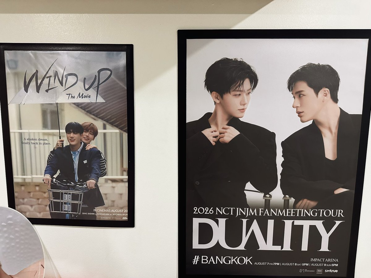 smerdntcry's tweet photo. มีใครหากรอบรูปใส่โปส wind up หรือว่าโปสที่ได้จาก fanmeet jnjm ไหม คือชั้นไปค้นพบสิ่งนี้มาคือมันเริ่ดมากอะ เป็นกรอบรูปแบบไม่ต้องเจาะผนังเลย เหมาะกับชาวอยู่หออยู่คอนโดเว่อ แค่ลอกกาวและแปะ จบ ดีมาก ราคาถูกด้วย ประมาณ 2 ใบแดงคับ

wind up เราใช้ A3
nct jnjm เราใช้ A2

https://t.co/x54hZwOmaw