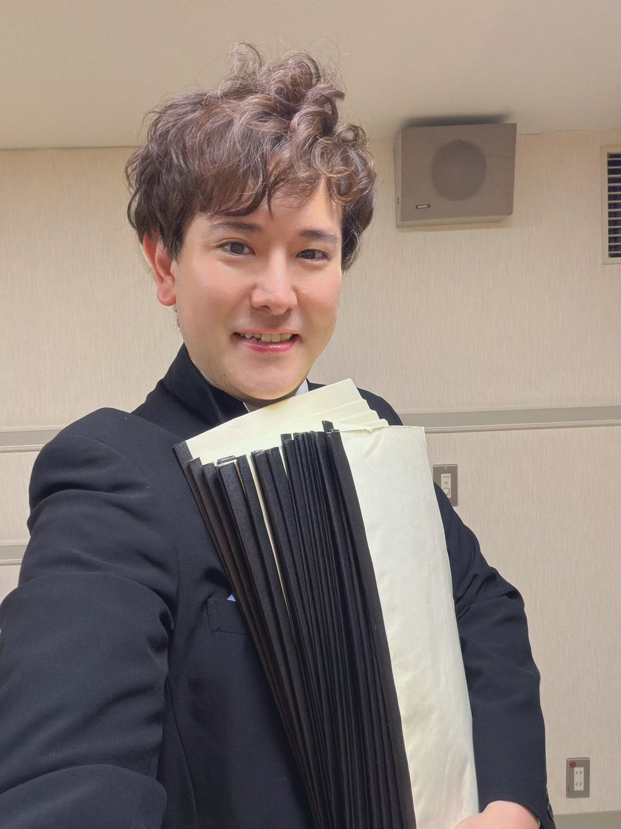 Yoshiaki_cond's tweet photo. 「東京ディズニーシー25周年 “スパークリング・ジュビリー” イン・コンサート」

本日の仙台公演で、年内最後のステージでした！

各地でたくさんの皆さまと音楽を共有できたことに、心から感謝しています。

素晴らしい共演者・スタッフの皆さま、ご来場くださった皆さま、本当にありがとうございました！

そして、各地を一緒に旅してきたたくさんのスコアともしばらくお別れ。

また来年、ステージでお会いできることを楽しみにしています！