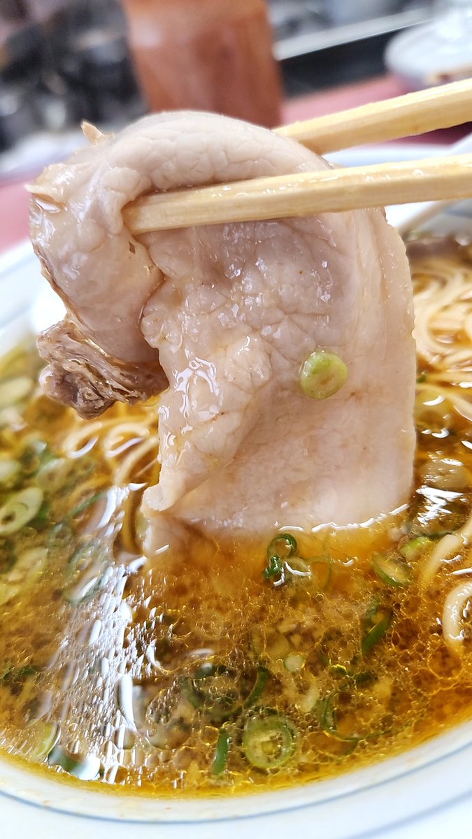 you_dissembler's tweet photo. 夜鳴きや@東野（山科）中華そば。15年ぶり。鶏メインと思われるスープはカエシが強めなこともありかなり味濃い目で、これと九条ネギとのスープマッチングは極めて極上。麺はやや細めで歯ごたえよく喉ごしもグッド。具材は茹でもやしに、何といっても巨大なチャーシュー。 https://t.co/amdlnVb8lY