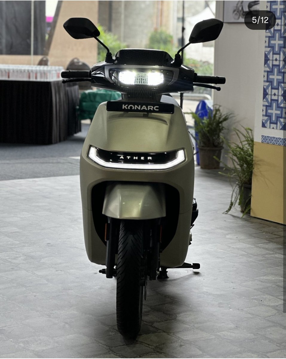 AmitWorldPeace's tweet photo. A $1000 EV Scooter from ATHER for the Mass Market Is Finally Here
Ather KONARC ✅
🔋 100 km Range
💰 ₹99,999 (Approx $1000)
📅 Q1 2027
Could this be the scooter that brings EVs to millions of Indian riders?
#India #KONARC #EV #AtherEnergy https://t.co/9WcYJWhdIn