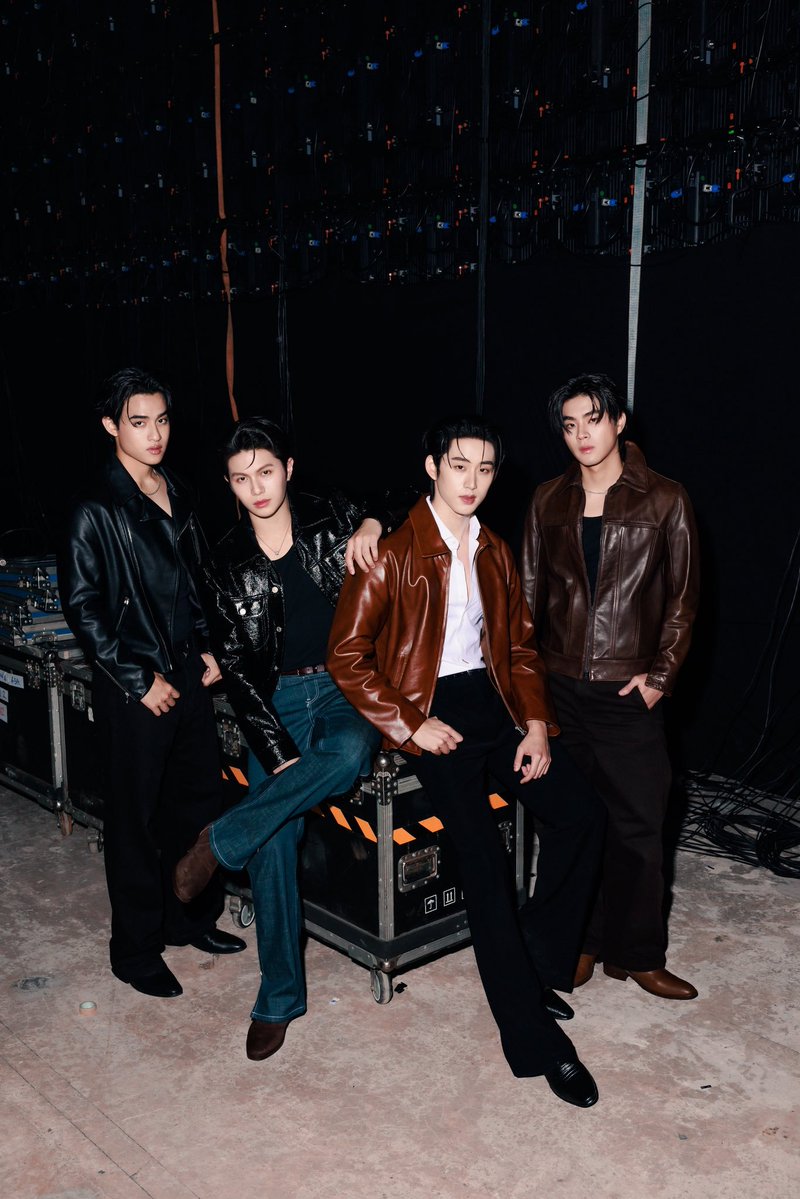 willestlykn's tweet photo. MANIAC OPENING NITE
#YouManiacSeriesEP1 

MEET OUR YOU MANIAC GANG 🥺❤️‍🩹

does it ever                                    just how fast
drive you crazy                             the night changes https://t.co/zE2IP42dwf