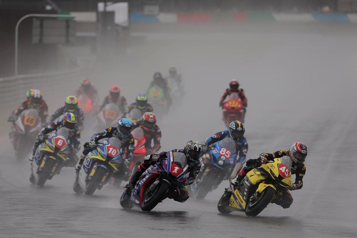 TyresDunlop's tweet photo. 【全日本ロードレース選手権シリーズ第5戦スーパーバイクRace in MOTEGI】
レース1でDUNLOP Racing Team with YAHAGI 長島哲太選手は雨の中５位でフィニッシュ！

長島哲太選手のコメント
ドライはすごく良い手応えがあったので、今日はドライでレースがしたかったですね。でもコンディションには逆らえないので、ライダー側でできることを精一杯やったのですが、予選の最後で転んでしまい、レース1も苦しい戦いになってしまいました。ドライタイヤに対してウェットタイヤは、そういうコンディションにならないとテストできませんし、実際にあまりできていないので、仕方ない部分はあります。明日はドライになりそうですし、面白いレースができると思います。楽しみにしていてください。 
#ダンロップ #JRR #全日本ロード #JSB1000 #MOTEGI #もてぎ