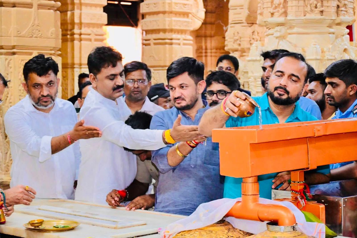 AjayMember's tweet photo. સોમનાથ દાદા ના દર્શને કાર્યકર્તાઓ સાથે….🆎 https://t.co/QGS4wIdEJ2