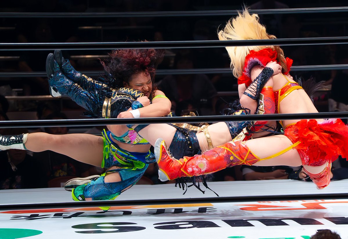 D_harry_rock's tweet photo. 2026.8/23 #STARDOM  両国国技館
〈上谷沙弥&amp;渡辺桃vs羽南&amp;飯田沙耶〉⑥
息があった連��を決める両チーム。
沙弥様の桃選手のW蒼魔刀のような技がガツンと決まる！
威力も見映えも強烈！！
#上谷沙弥 
#渡辺桃 
#飯田沙耶 
#羽南 https://t.co/uwgpWKMr58