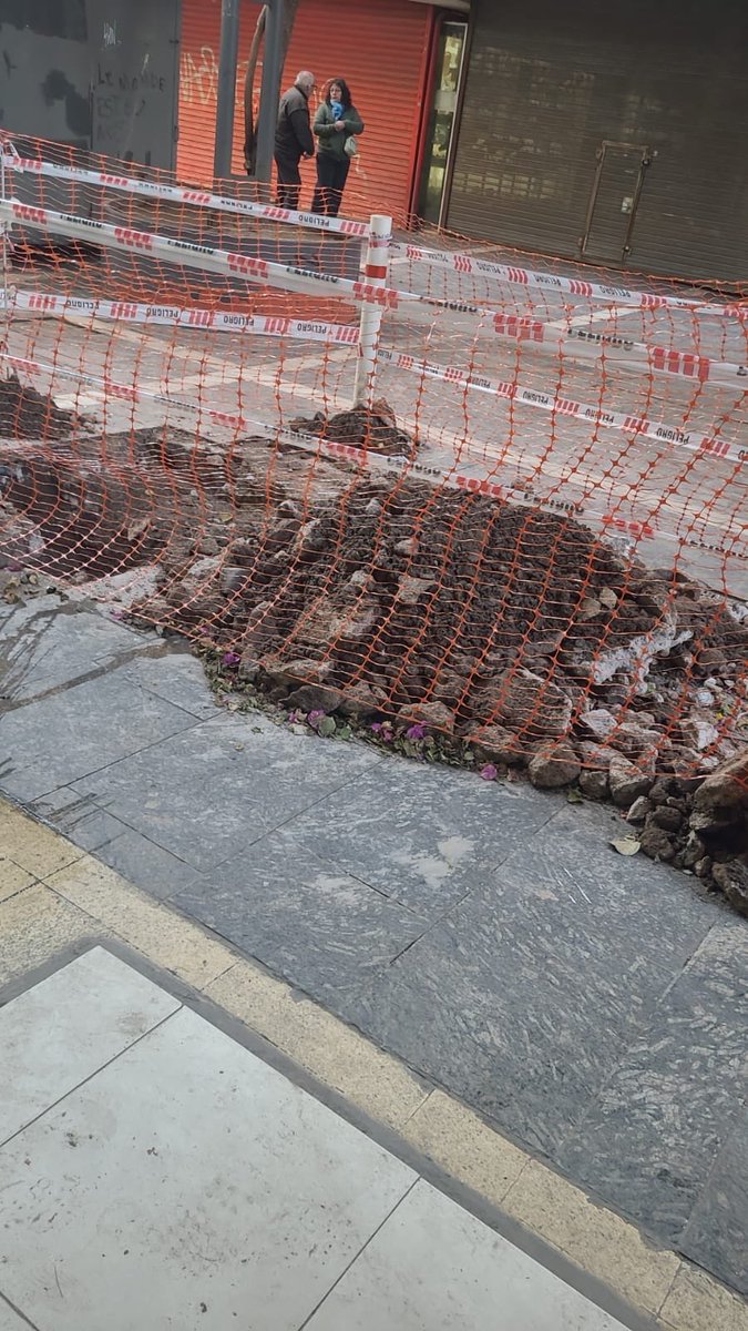 DitataFede's tweet photo. @AguasCordobesas Todavía sin agua más de 24, estuvieron arreglando en la peatonal y no restableció el servicio. Todos los comercio de la galería afectados. San Martín 39 N: de reclamo 7134999 https://t.co/3J2TaHdwvT