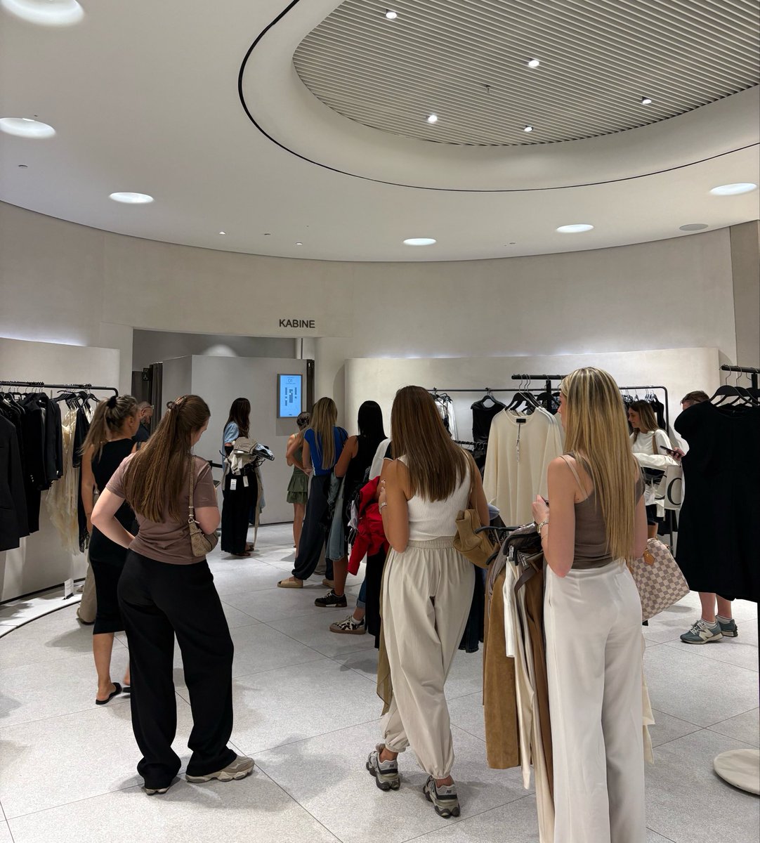 Fashionlicius's tweet photo. Zene odrzavaju ovu ekonomiju https://t.co/40XLGUiORg