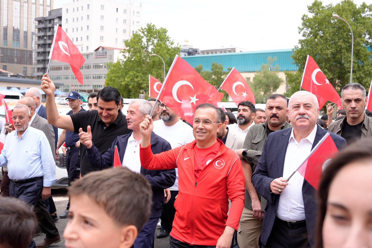 SermetAtay's tweet photo. 📍Gaziantep

Şehitkamil Belediyesinin ev sahipliğinde düzenlenen 30 Ağustos Zafer Yürüyüşüne Sn. Valimiz Kemal ÇEBER ve il protokolümüzle birlikte katılım sağladık. https://t.co/pKknZ0H9eP