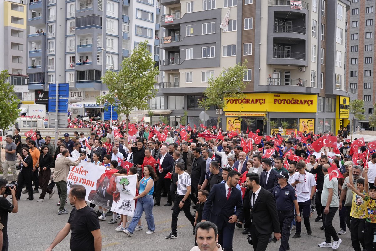SermetAtay's tweet photo. 📍Gaziantep

Şehitkamil Belediyesinin ev sahipliğinde düzenlenen 30 Ağustos Zafer Yürüyüşüne Sn. Valimiz Kemal ÇEBER ve il protokolümüzle birlikte katılım sağladık. https://t.co/pKknZ0H9eP